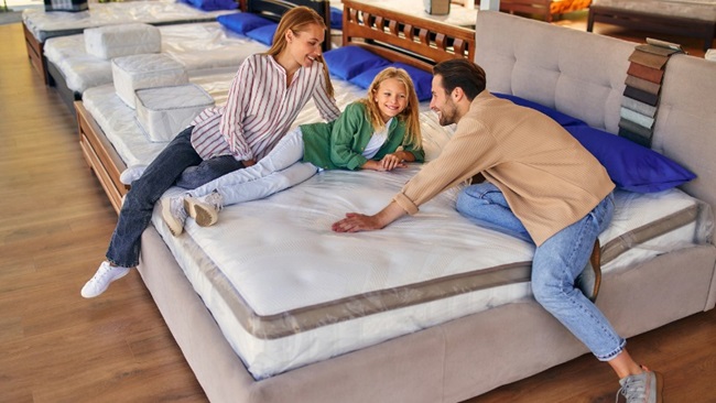 hardheid matras testen in de winkel